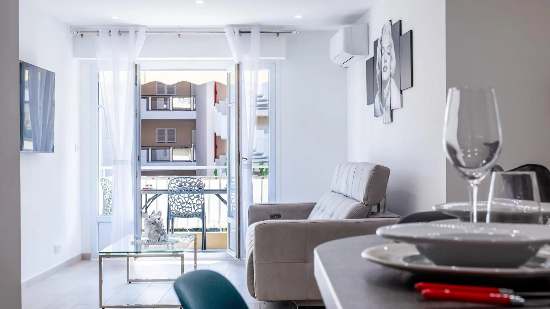 2 Bedrooms With Terrace 100 Metres From The Sea Cannes France